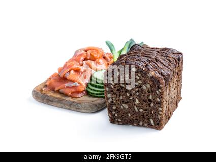 Pane di segale con semi e salmone affumicato isolato su bianco Foto Stock