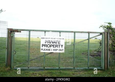Aprile 2021 - Proprietà privata - si prega di tenere fuori il cartello su un vecchio grande cancello metallico Foto Stock