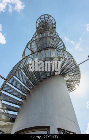 Lookout Tower sulla collina di Sibenik, vicino al villaggio di Novy Hradek, Eagle, Orlicke, Montagne, Repubblica Ceca.colonna della centrale eolica originale Foto Stock