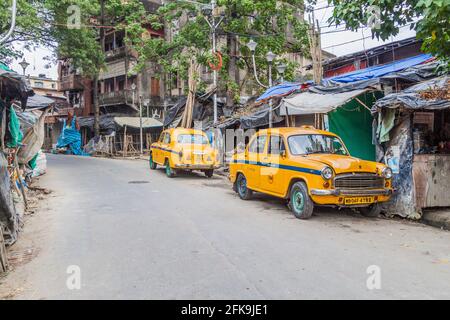 KOLKATA, INDIA - 31 OTTOBRE 2016: Vista dei taxi gialli dell'Ambasciatore Indù a Kolkata, India Foto Stock