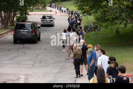 Austin, Texas, Stati Uniti. 27 Apr 2021. I residenti del Texas di Austin si allineano in numeri record per le votazioni anticipate sulle questioni municipali che definiranno la direzione della città per gli anni a venire. Una questione primaria sarà quella di ripristinare un divieto pubblico di campeggio che ha travolto Austin con i campi senza casa in tutta la città. Credit: Bob Daemmrich/ZUMA Wire/Alamy Live News Foto Stock