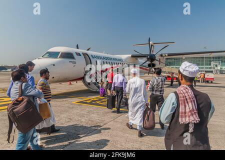 KOLKATA, INDIA - 2 NOVEMBRE 2016: Bombardier Q400 di Biman Bangladesh Airlines presso l'aeroporto internazionale Netaji Subhas Chandra Bose di Kolkata, India Foto Stock