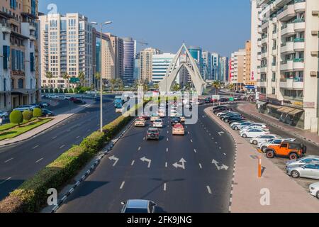 DUBAI, Emirati Arabi Uniti - 21 OTTOBRE 2016: Al Maktoum Road e Deira Clocktower a Dubai, Emirati Arabi Uniti Foto Stock