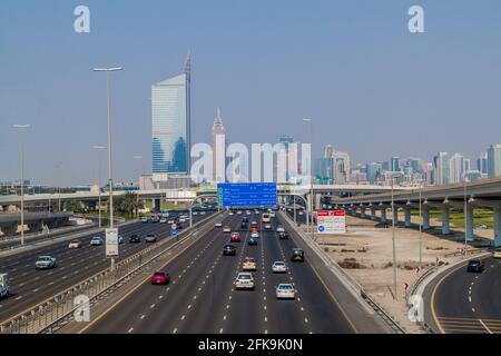 DUBAI, Emirati Arabi Uniti - 21 OTTOBRE 2016: Traffico sulla Sheikh Zayed Road a Dubai, Emirati Arabi Uniti Foto Stock