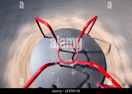 piccolo allegro-go-round in un parco giochi. Foto Stock