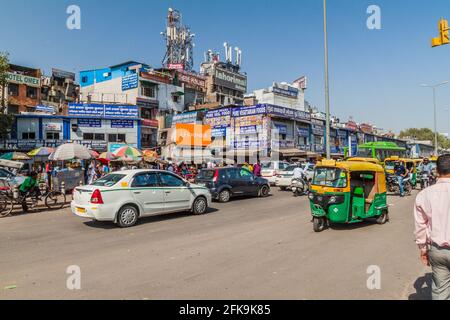 DELHI, INDIA - 22 OTTOBRE 2016: Traffico stradale nel centro di Delhi, India Foto Stock