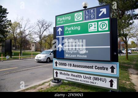 Toronto, Ontario, Canada. 27 aprile 2021. Cartello sulla strada per direzione Sunnybrook's Mobile Health Unit (MHU) Credit: Elton Law/Alamy Live News Foto Stock