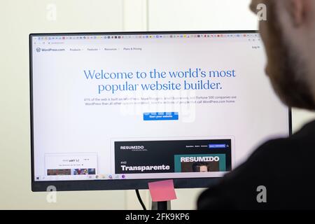 New York, Stati Uniti d'America - 26 Aprile 2021: Pagina del sito di WordPress sullo schermo, uomo che usa il servizio, Editoriale illustrativo Foto Stock