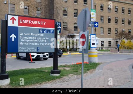 Toronto, Ontario, Canada - 27 aprile 2021: Un cartello è stato messo in su all'entrata della clinica di vaccinazione COVID-19 (ospedale di Sunnybrook) a Toronto, Canada. Foto Stock