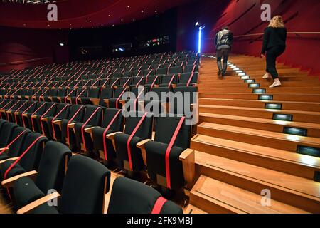 Erfurt, Germania. 28 Apr 2021. Molti posti a sedere sono bloccati a causa del controllo delle infezioni nell'auditorium del Teatro Erfurt. Credit: Martin Schutt/dpa-Zentralbild/ZB/dpa/Alamy Live News Foto Stock