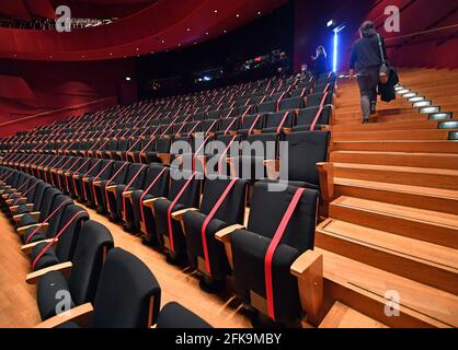 Erfurt, Germania. 28 Apr 2021. Molti posti a sedere sono bloccati a causa del controllo delle infezioni nell'auditorium del Teatro Erfurt. Credit: Martin Schutt/dpa-Zentralbild/ZB/dpa/Alamy Live News Foto Stock