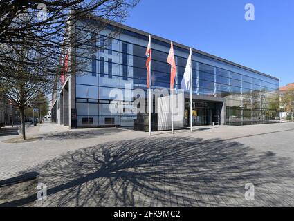 Erfurt, Germania. 28 Apr 2021. Un albero getta un'ombra sulla piazza del teatro di fronte al Teatro Erfurt. Credit: Martin Schutt/dpa-Zentralbild/ZB/dpa/Alamy Live News Foto Stock