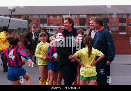 Tony Blair Labour leader e MP incontra il manager Manchester United Alex Ferguson e gioca a calcio con ragazzi e ragazze Durante il Labor Party Conference Blackpool 1996 Dbase Foto Stock