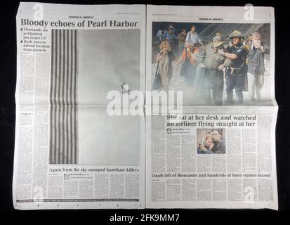 Immagine di una persona in caduta all'interno di una doppia pagina del giornale Times (UK) a seguito degli attacchi terroristici contro gli Stati Uniti l'11 settembre 2001. Foto Stock
