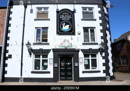 Il cigno con due colli casa pubblica a Macclesfield Foto Stock