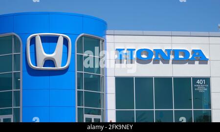 Vista, CA USA - 29 aprile 2021: Logo e nome Honda su una concessionaria Foto Stock