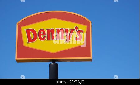 Vista, CA USA - 29 aprile 2021: Primo piano del logo di Denny contro il cielo blu Foto Stock