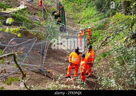 Aylesbury vale, Buckinghamshire, Regno Unito. 29 aprile 2021. HS2 sicurezza rinforzando la recinzione nei boschi. HS2 hanno avuto una decisione legale per fermare loro abbattimento rovesciato e sono stati indietro distruggere l'antico bosco a Jones Hill Wood oggi, nonostante sia la stagione di nidificazione degli uccelli e che rari barbastelle pipistrelli sono conosciuti per rosticarsi nei boschi. La High Speed Rail 2 da Londra a Birmingham sta intagliando una enorme cicatrice attraverso le Chilterns, un'area di straordinaria bellezza naturale. Credit: Maureen McLean/Alamy Live News Foto Stock