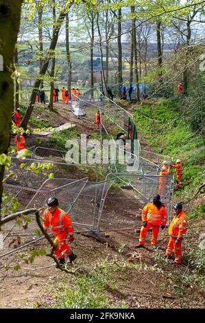 Aylesbury vale, Buckinghamshire, Regno Unito. 29 aprile 2021. HS2 sicurezza rinforzando la recinzione nei boschi. HS2 hanno avuto una decisione legale per fermare loro abbattimento rovesciato e sono stati indietro distruggere l'antico bosco a Jones Hill Wood oggi, nonostante sia la stagione di nidificazione degli uccelli e che rari barbastelle pipistrelli sono conosciuti per rosticarsi nei boschi. La High Speed Rail 2 da Londra a Birmingham sta intagliando una enorme cicatrice attraverso le Chilterns, un'area di straordinaria bellezza naturale. Credit: Maureen McLean/Alamy Live News Foto Stock