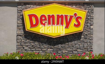 Vista, CA USA - 29 aprile 2021: Primo piano del logo di Denny su una parete decorativa Foto Stock