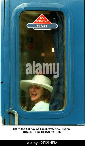 Un fan delle corse che parte dalla stazione di Waterloo a Londra Per Royal Ascot ieri, apertura dei quattro Incontro di un giorno all'ippodromo di Berkshire Foto Stock