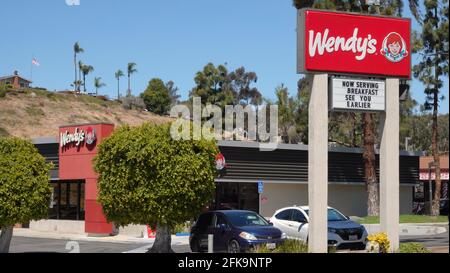 Vista, CA USA - 29 aprile 2021: Esterno di un ristorante Wendy's. Foto Stock