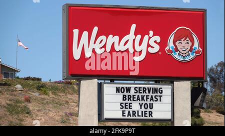 Vista, CA USA - 29 aprile 2021: Primo piano del cartello presso un ristorante Wendy's. Foto Stock