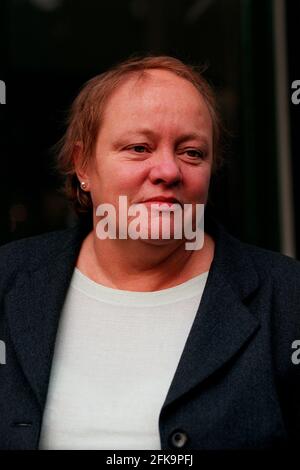 MO MOWLAM 1999 OTTOBRE ARRIVA ALL'UFFICIO DEL GABINETTO QUANDO INIZIA IL SUO LAVORO COME MINISTRO DELL'UFFICIO DEL GABINETTO. Foto Stock