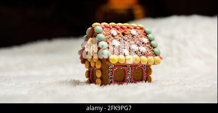 Casa di pane di zenzero decorata con cura. Foto Stock