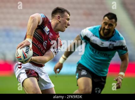 DW Stadium, Wigan, Lancashire, Regno Unito. 29 Apr 2021. Betfred Super League Rugby, Wigan Warriors vs Hull FC; Harry Smith of Wigan Warriors cerca di passare lungo la sua linea Credit: Action Plus Sports/Alamy Live News Foto Stock