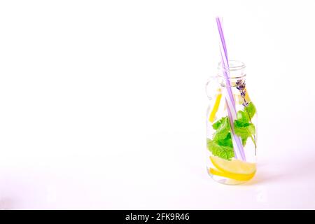 Limonata ghiacciata di lavanda, limone, paglia. Due classiche bevande vergini mojito, cocktail analcolico con ghiaccio in due bottiglie d'hipster d'epoca, isolate w Foto Stock