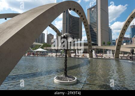 Ai Weiwei - Toronto, Ontario, Canada - cerchio di animali/teste zodiacali installazione nel laghetto riflettente a Piazza Nathan Phillips - maiale Foto Stock