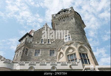 Casa Loma (Toronto) - esposizione sud elevazione esterna con torre (dal giardino) Foto Stock