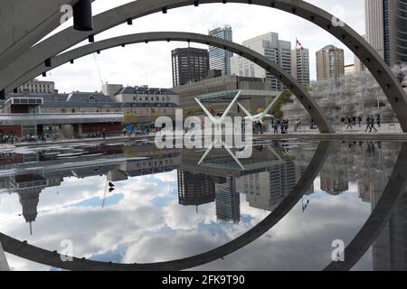 Ai Weiwei - Toronto, Ontario, Canada - Installazione di biciclette Forever presso Nathan Philips Square Foto Stock