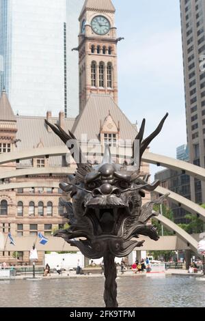 Ai Weiwei - Toronto, Ontario, Canada - cerchio di animali/teste zodiacali installazione nel laghetto riflettente di Nathan Philips Square - drago Foto Stock