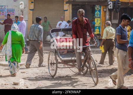 DELHI, INDIA - 22 OTTOBRE 2016: Cyclorickshaw giostre nel centro di Delhi, India Foto Stock