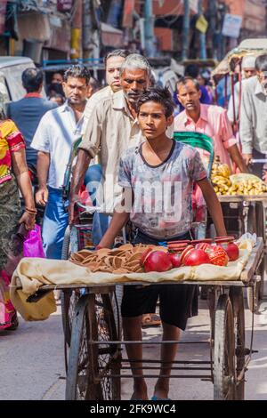 DELHI, INDIA - 22 OTTOBRE 2016: Traffico stradale nel centro di Delhi, India Foto Stock