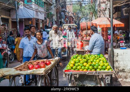 DELHI, INDIA - 22 OTTOBRE 2016: Traffico stradale nel centro di Delhi, India Foto Stock