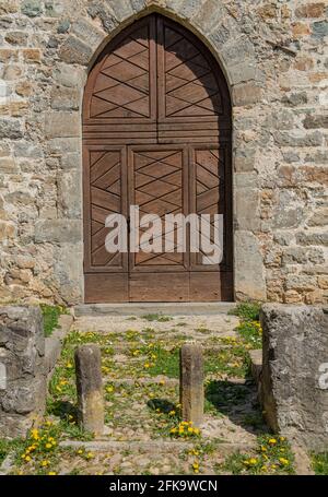 porta anteriore della chiesa in stile gotico Foto Stock
