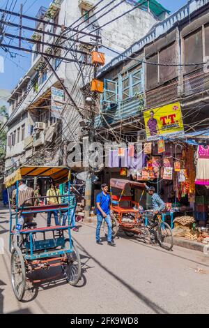 DELHI, INDIA - 22 OTTOBRE 2016: Vista di un vicolo nel centro di Delhi, India. Foto Stock