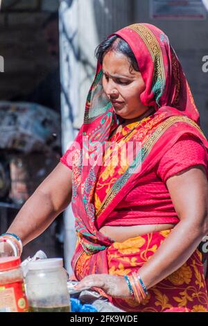 DELHI, INDIA - 22 OTTOBRE 2016: Cuoca femminile di strada nel centro di Delhi, India Foto Stock