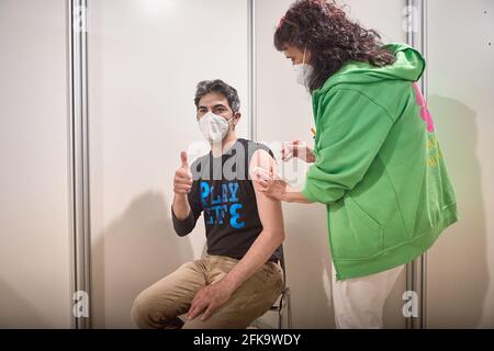 Bologna, Italia. 29 Apr 2021. L'uomo riceve il vaccino COVID-19 all'Unipol Arena il 29 aprile 2021 a Bologna, Italia. Credit: Massimiliano Donati/Alamy Live News Foto Stock