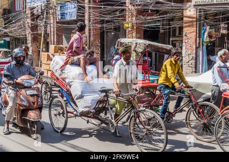 DELHI, INDIA - 22 OTTOBRE 2016: Traffico stradale nel centro di Delhi, India Foto Stock