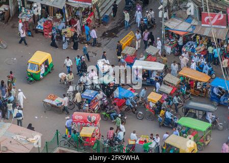 DELHI, INDIA - 22 OTTOBRE 2016: Traffico stradale nel centro di Delhi, India Foto Stock