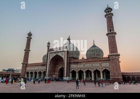 DELHI, INDIA - 22 OTTOBRE 2016: Vista serale della Grande Moschea del Venerdì Jami Masjid a Delhi. Foto Stock