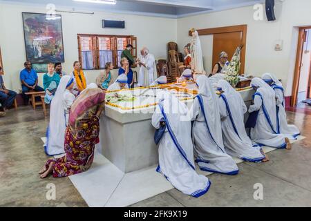 KOLKATA, INDIA - 30 OTTOBRE 2016: Le Suore delle Missionarie della Carità pregano nella tomba di Madre Teresa nella Casa delle madri di Kolkata, India. Foto Stock