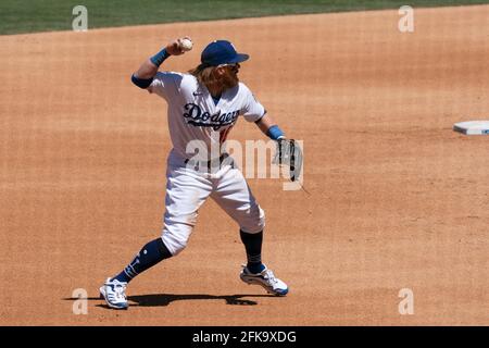 Il terzo baseman di Los Angeles Dodgers Justin Turner (10) lancia il primo per un'uscita durante una partita di MLB contro i Cincinnati Reds, mercoledì 28 aprile 20 Foto Stock