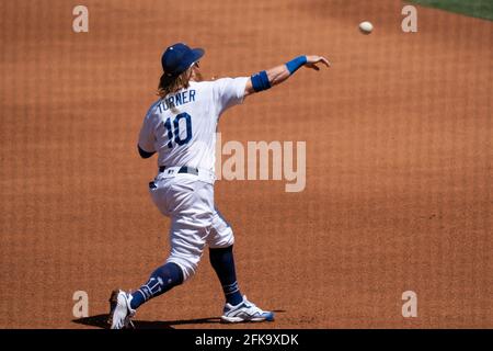 Il terzo baseman di Los Angeles Dodgers Justin Turner (10) lancia il primo per un'uscita durante una partita di MLB contro i Cincinnati Reds, mercoledì 28 aprile 20 Foto Stock