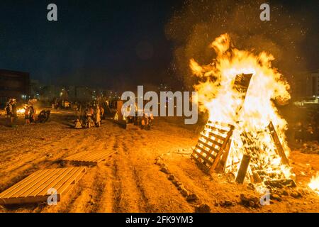 Una grande pira brucia durante la festa ebraica di Lag Ba'Omer, che si svolge ogni 18 del mese ebraico Iyar. È consuetudine durante questa vacanza fare incendi. Quest'anno, a causa del pericolo di incendio, tutti gli incendi sono stati concentrati in pochi siti, da cui il gran numero di piri, che si può vedere in background. Foto Stock