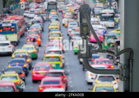 Vista posteriore delle telecamere TVCC installate sul ponte pedonale a. monitorare il traffico sfocato e la sicurezza sulla strada di la capitale Foto Stock